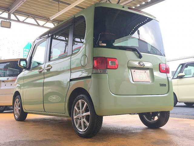 CVT車です。エンジン回転数と車速の関係を自由に設定できることから、エンジン出力を非常に効率よく活用でき、従来のATやMTにあった変速ショックを皆無にでき燃費面でも大きなメリットです！