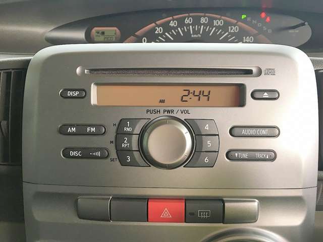 純正CD付き！また、納車に合わせて、新品メモリナビの販売・取付も承ります！お気軽にお申し付けください！