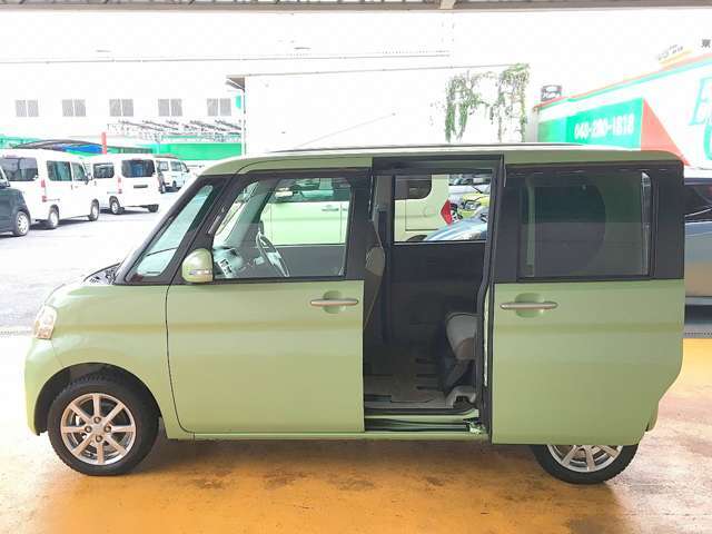 オートスライドドア付きで便利！傾斜に駐車した場合でも、スライドドアの開閉に苦労しません！後から装着困難な装備です！