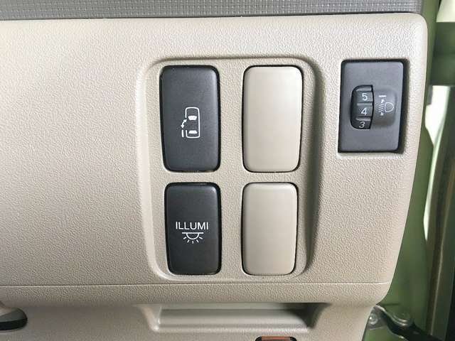 自動ドアのスイッチも運転席にあり安全確認をしながらの操作が出来ます。挟み込み防止もあり小さなお子様がいても安心です！