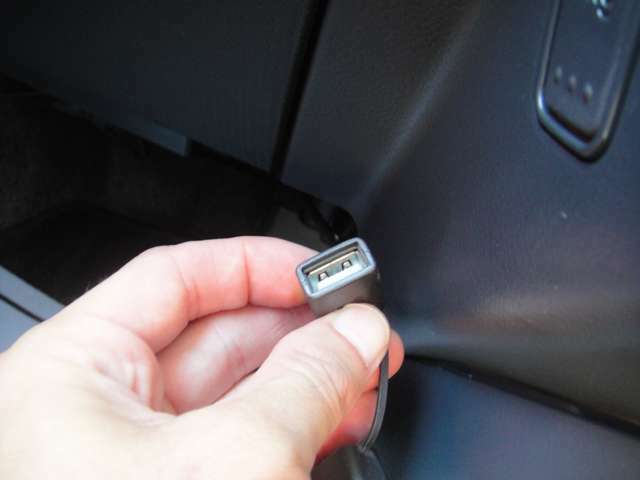 USB接続ケーブルもついています！！
