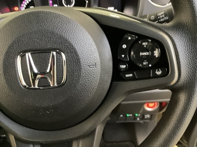 ハンドルにHondaセンシング系のクルーズコントロールやレーンキープアシストなどの操作スイッチが装備されています。ハンドルから手を離さず安全に操作できます。