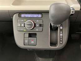 【電動パーキングブレーキ】オートモードのときは、シフトレバーの操作に応じてパーキングブレーキが自動で作動♪