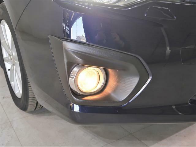 フロントフォグランプは、雨や霧などにより視界が不十分である場合に、ヘッドランプの補助的な役割で用いられる照明灯です。視界を確保しつつ対向車等に自車の存在を明らかにし注意を促す機能を持つランプです。