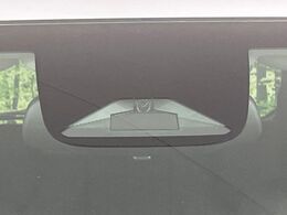 【ホンダセンシング】走行中に前方の車両等を認識し、衝突しそうな時は警報とブレーキで衝突回避と被害軽減をアシスト。より安全にドライブをお楽しみいただけます。