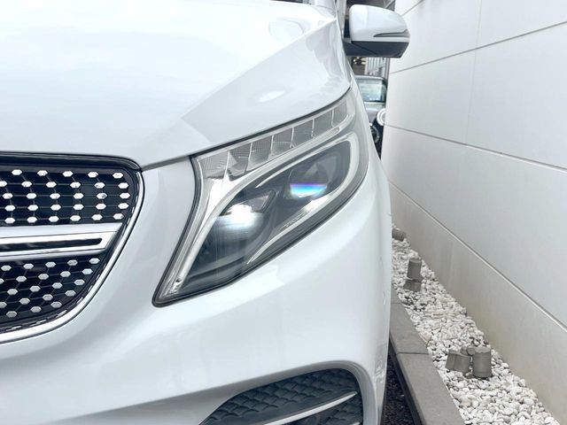 ●LEDヘッドライト：夜間走行時も良好な視界を確保し安心して運転できる高輝度LEDヘッドライトを装備！点灯速度が早く、消費電力も抑えられています。