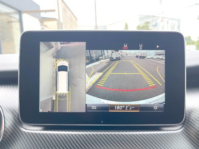 ●パノラミックビューモニター：専用のカメラにより、上から見下ろしたような視点で360度クルマの周囲を確認することができます☆死角部分も確認しやすく、狭い場所での切り返しや駐車もスムーズに行えます。