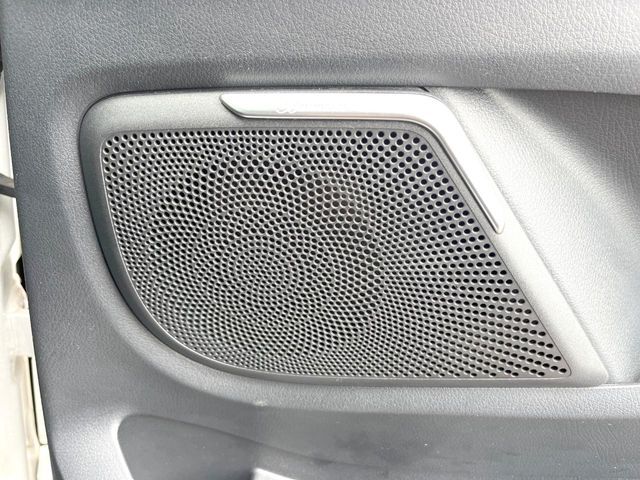 ●Burmesterサラウンドシステム：ハイエンドオーディオ専門メーカーが手掛ける車専用のプレミアムスピーカーを装備。多数のスピーカーから、音の粒立ちまで分かる高品質な音楽をお楽しみいただけます。