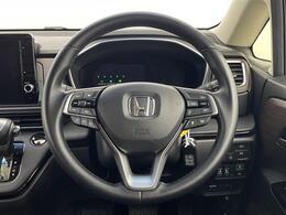 【ハンドル】軽い力で扱いやすいハンドルです。目立つ傷やスレなどなく綺麗な状態です！除菌プランいれていただくとさらに快適に！清潔なお車はお子様にも安心ですね！