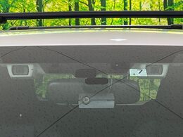 【アイサイトVer3】前方の車両等を検知し、衝突しそうな時は警報で注意を促し、ブレーキを踏む力をサポート。ブレーキを踏めなかった場合は衝突被害軽減ブレーキが作動、衝突回避をサポートします。