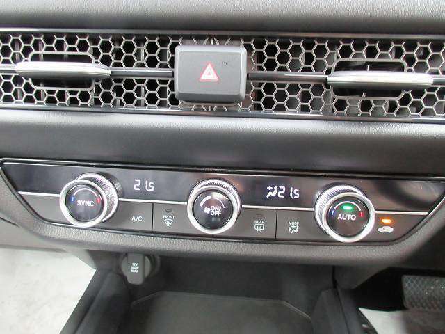 エアコン・SYNCスイッチ☆　普段は運転席と助手席で独立しているエアコンの温度調整が、スイッチをONにすることで連動させることが可能☆　温度設定が同じになります♪