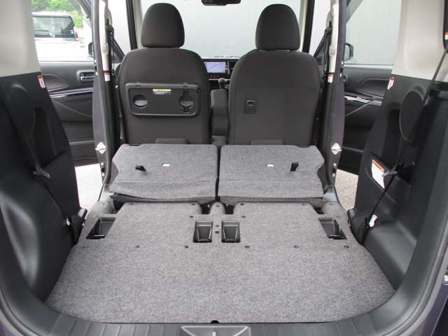 お荷物の量や乗車人数に合わせて使えるリヤシートは、ご覧のように倒すことが出来ますので便利です。