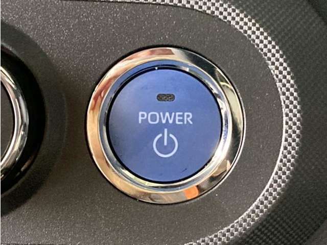 システムスタートボタンです。キーが車内にあれば、エンジンの始動・停止はブレーキを踏んでスイッチを押すだけ！キーを取り出す手間を省き、ワンプッシュでエンジンを操作するので簡単でスムーズです。