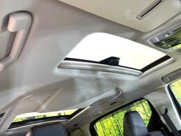 【サンルーフ】開放感たっぷりの希少装備、サンルーフが装着されています！車内に明かりを取り入れたり景色を楽しむ以外にも、車内の空気も簡単に換気できて快適です！