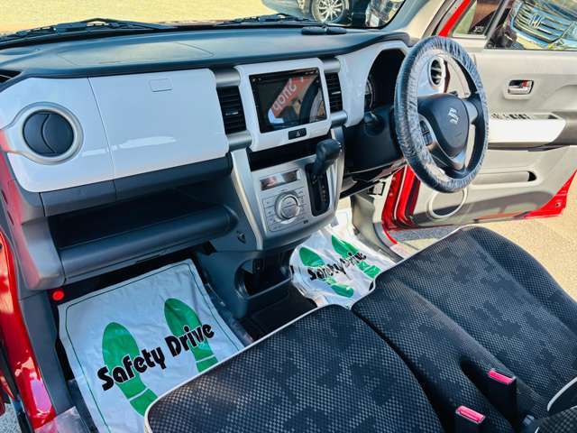 クリーニング専門スタッフが全車室内クリーニングをしております！納車前には展示中に付いた汚れ等を落とし、徹底的に仕上げますので、気持ち良く納車を迎えて頂けます！ご満足頂ける自信があります！！