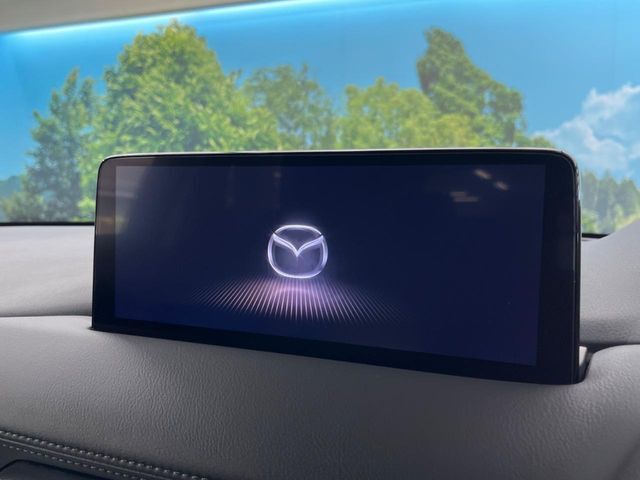 【10.25インチマツダコネクト】車内の雰囲気にマッチした大型ディスプレイ。スマホ接続でのナビ使用やBluetooth再生等、様々な機能が楽しめます。直感的なダイヤル操作が可能で、使い勝手も良好です。