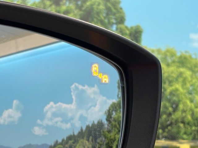 【ブラインドスポットモニタリング】走行中、ドアミラーの死角になりやすい箇所に後続車が接近するとサイドミラー付近に警告を表示、ドライバーに注意喚起をしてくれます。