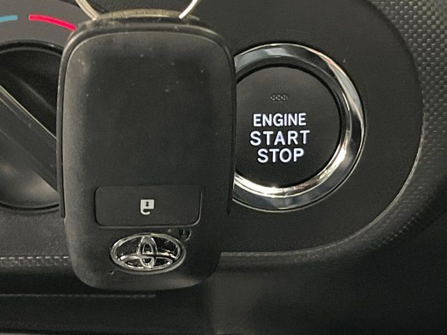 【スマートキー】カバンやポケットに入れたままでもドアの施錠・解錠が可能なスマートキーを装備。エンジンのオン・オフ時もカギを取り出す必要が無いからとっても便利です♪