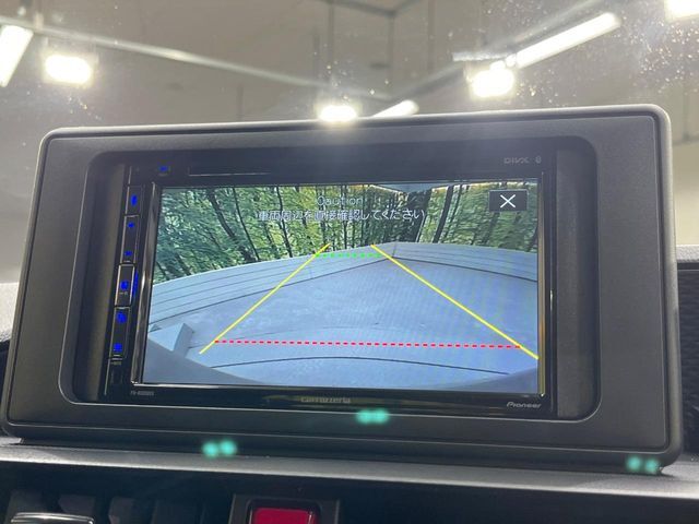 【バックカメラ】駐車時に後方がリアルタイム映像で確認できます。大型商業施設や立体駐車場での駐車時や、夜間のバック時に大活躍！運転スキルに関わらず、今や必須となった装備のひとつです！