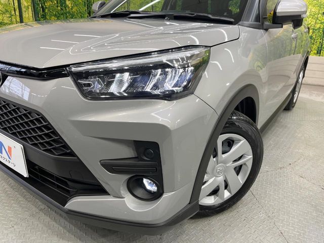 【LEDヘッドライト】悪天候や夜間走行時も良好な視界を確保し安心して運転できる高輝度LEDヘッドライトを装備！点灯速度が早く、消費電力も抑えられています。