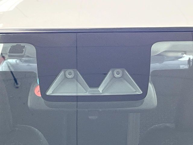 【スマートアシスト】走行中に前方の車両等を認識し、衝突しそうな時は警報とブレーキで衝突回避と被害軽減をアシスト。より安全にドライブをお楽しみいただけます。