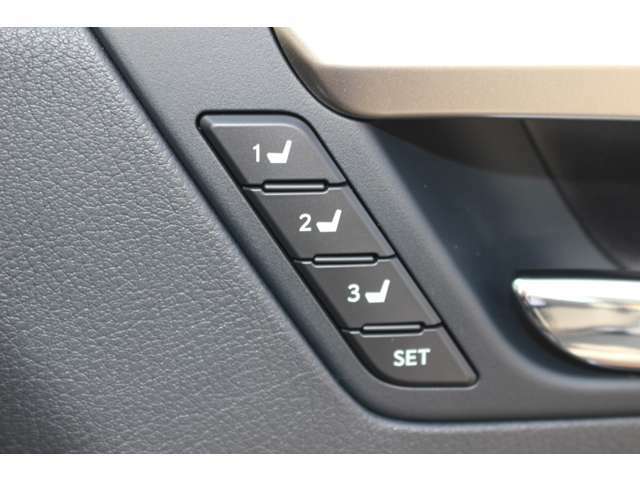 運転席のポジションメモリースイッチは運転席ドアに付いています