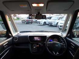 広々視界で開放感に優れ、操作しやすいインパネ周り。