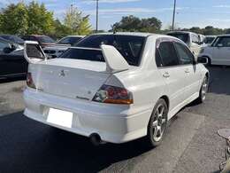 当店では車の販売は勿論、お客様の愛車の修理・車検・その他整備等もおこなっております。車に関することなら何でも当店にお任せください！