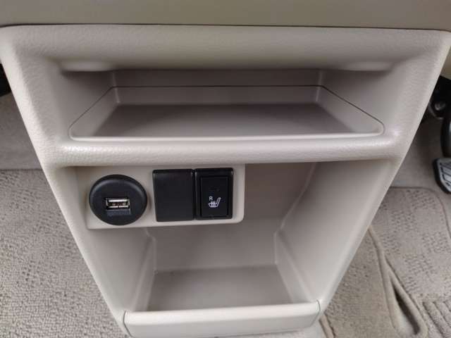 運転席シートヒーター　USB充電