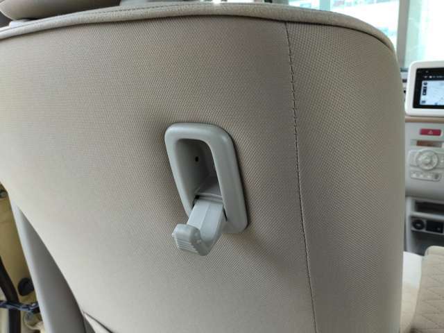 助手席シート裏側に荷掛フック