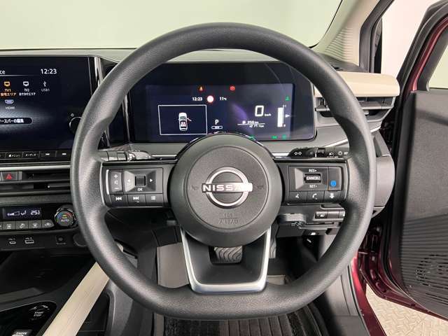 プロパイロットで高速道路では前方車を追従します。