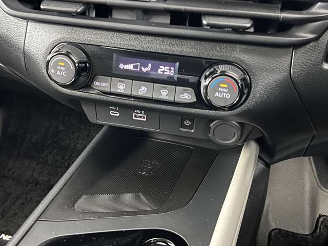 コード不要の便利なワイヤレス充電器がついていますよ。