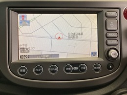 車内は光触媒抗菌消臭施工済です。インパネ周りはスタイリッシュなデザインで機能や装備も充実しています。グローブボックスやカップホルダーのほかにトレーなどたくさんの収納スペースが付いています。