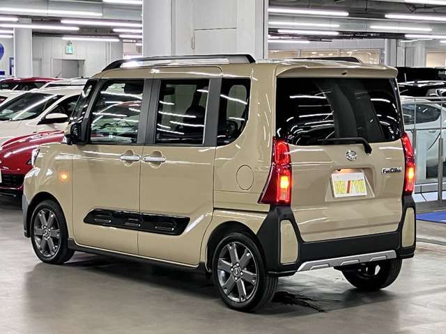 雨が降ってもゆったりと車選びができる全天候型立体展示場！エスカレーター完備！