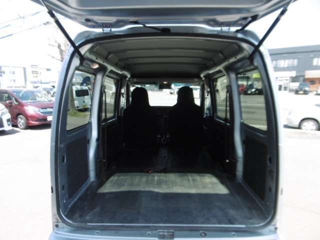 自社認証整備工場にてしっかりと整備をしてから、お客様へ納車しております。もちろん保証もついております。納車後のアフターもお任せ！