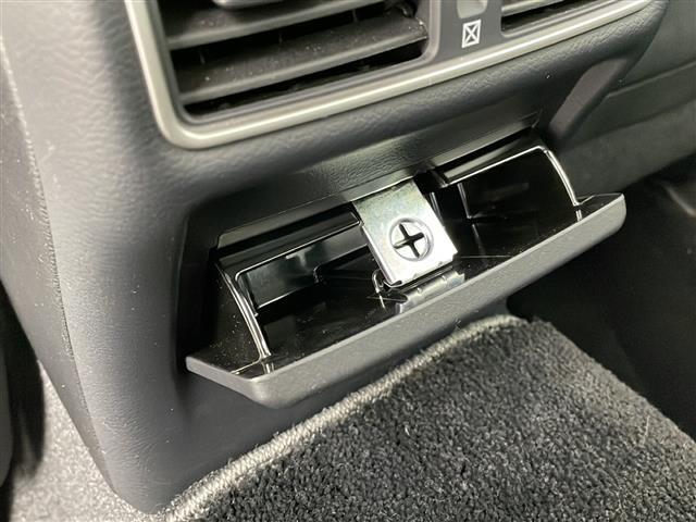 【グローブボックス】車検証ケースや、日頃使う小物類の収納に便利ですね！