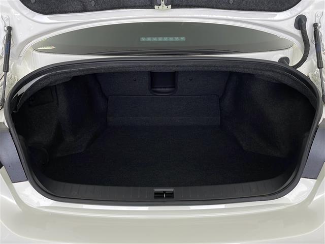 【トランク】積み込みやすくて、たっぷり積める荷室です。シートアレンジできるものは、乗車人数と荷物の量や大きさによってシートを動かすことができるので、より快適なドライブが可能です！