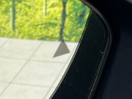 【後方車輛検知】走行中、ドアミラーの死角になりやすい箇所に後続車が接近するとサイドミラー付近に警告を表示、ドライバーに注意喚起をしてくれます。