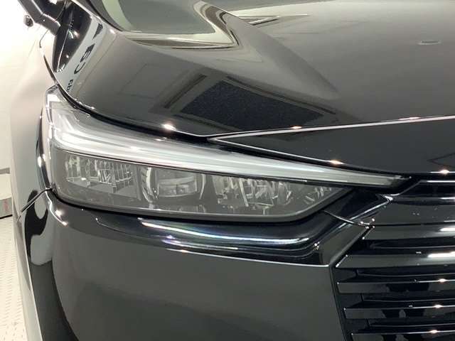 LEDヘッドライトは、点灯の瞬間から最大光量を発揮し、突然暗くなるトンネルなどでの安定感を高めます。