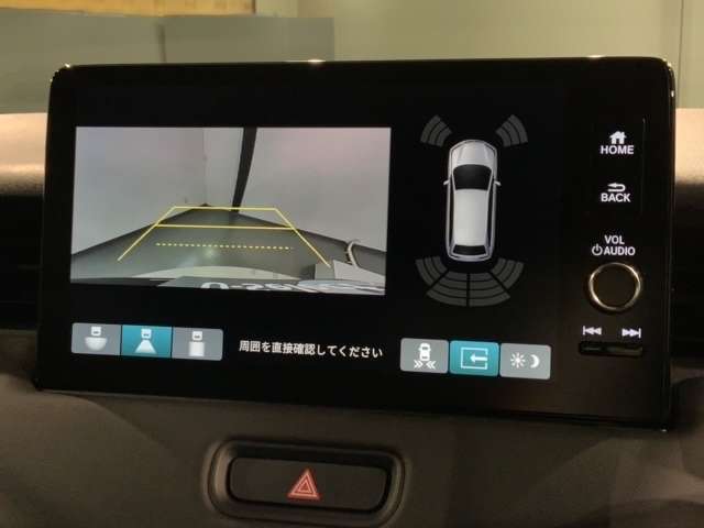 リバースギアに入れるだけで後方の表示へ切り替わります。夜間や雨の日の駐車も楽になりますよ。