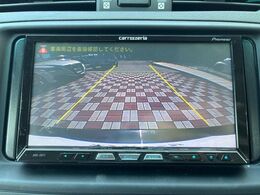 【バックカメラ】駐車時に後方がリアルタイム映像で確認できます。大型商業施設や立体駐車場での駐車時や、夜間のバック時に大活躍！運転スキルに関わらず、今や必須となった装備のひとつです！