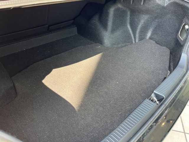 積み下ろしのしやすいデッキにはたっぷりと荷物を積み込んでいただけます。遊びから仕事まで、様々なシーンで頼れます♪