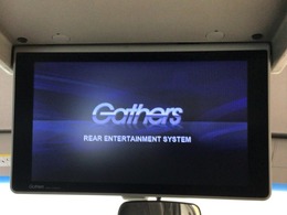 【後席用プルダウンモニター】後ろに乗車している人を飽きさせません♪　テレビやDVDビデオを見ながら楽しいドライブを♪使わない時は格納できますので、ジャマになる事もありません♪