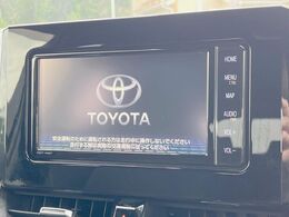 【純正ナビ】人気の純正ナビを装備しております。ナビの使いやすさはもちろん、オーディオ機能も充実！キャンプや旅行はもちろん、通勤や買い物など普段のドライブも楽しくなるはず♪