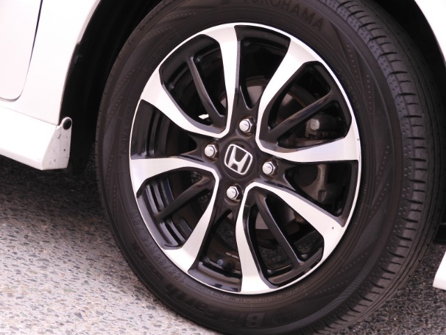 アルミホイール装着車です！これで足元まわりもおしゃれにきまります！