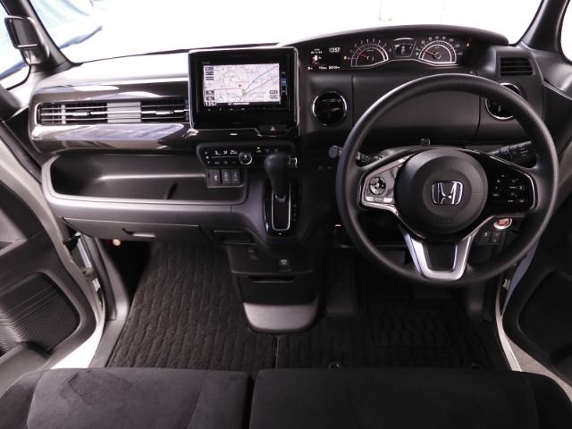 視界広々で非常に運転しやすくロングドライブでも疲れを感じさせないすっきりとまとまったインパネ周りです。