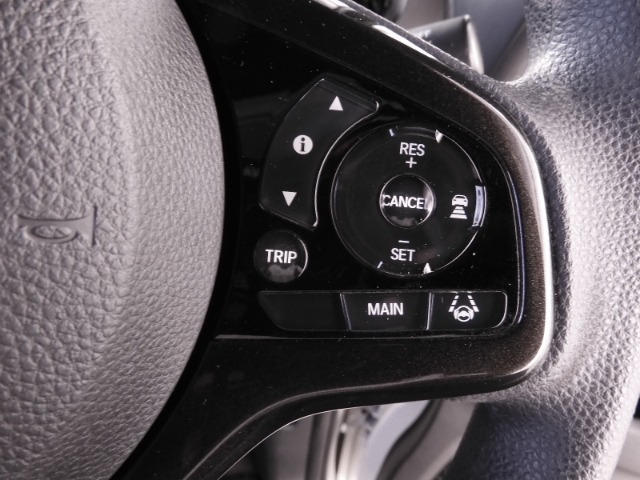 【アダプティブクルーズコントロール】予め設定した車速内でクルマが自動的に加減速。前走車との適切な車間距離を維持しながら追従走行します。【LKAS】車線維持支援システムでステアリング操作を支援。