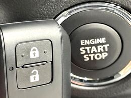 【キーレススタートシステム】カバンやポケットに入れたままでもドアの施錠・解錠が可能なスマートキーを装備。エンジンのオン・オフ時もカギを取り出す必要が無いからとっても便利です♪