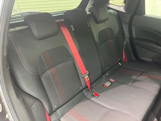 後部座席も気になるようなキズ・汚れやへたり等、大きなダメージはなく、良好な状態です。