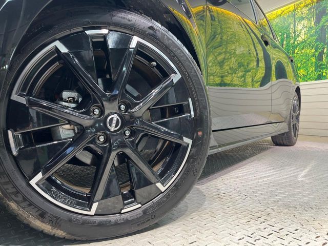 【純正17インチアルミホイール】外観にマッチした純正アルミホイールを装着しております。各種社外アルミホイールや、スタッドレスタイヤも取扱いしております。是非ご相談ください♪